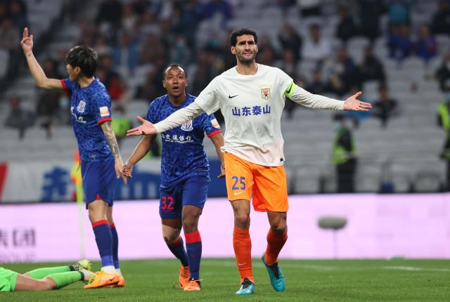 一人遭禁赛泰山两战全败遇进球荒 费莱尼也不管用